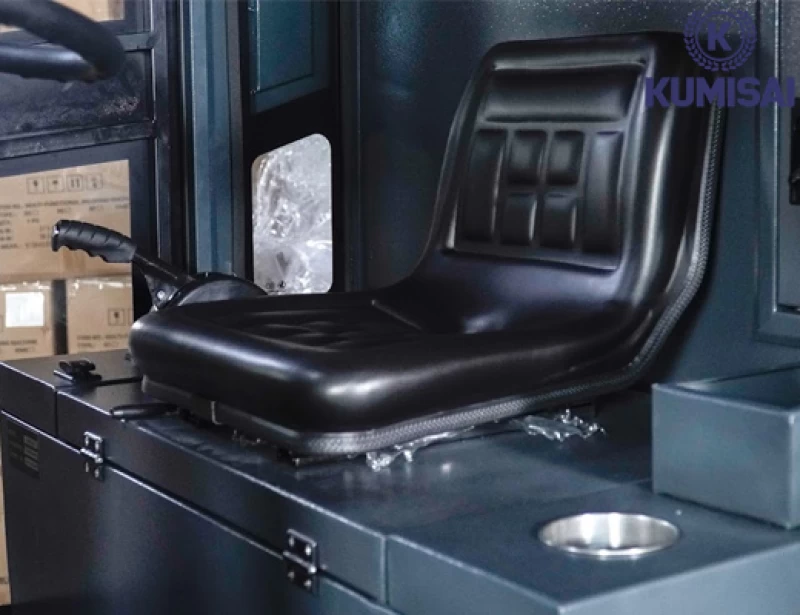 Xe quét rác công nghiệp ngồi lái Kumisai KMS-S12 - Thumbnail 6