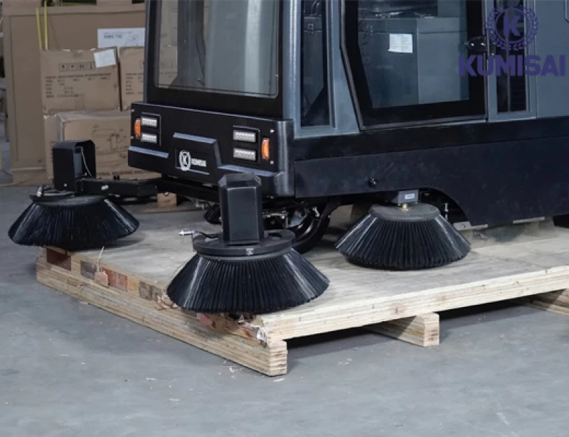 Xe quét rác công nghiệp ngồi lái Kumisai KMS-S12 - Thumbnail 1