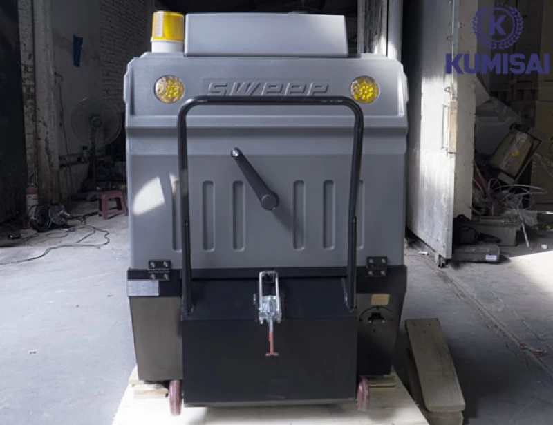 Xe quét rác nhà xưởng ngồi lái Kumisai KMS-1250E - Thumbnail 2