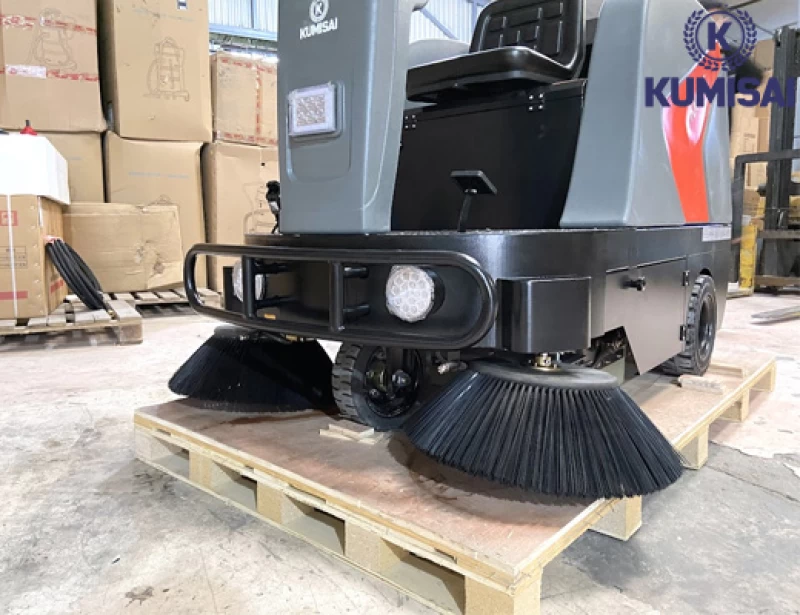 Xe quét rác nhà xưởng ngồi lái Kumisai KMS-S5 - Thumbnail 4