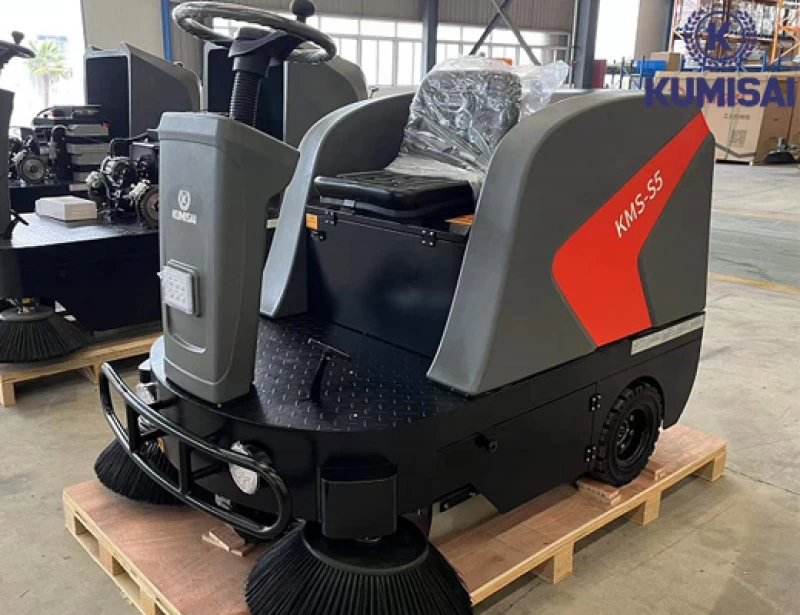 Xe quét rác nhà xưởng ngồi lái Kumisai KMS-S5 - Thumbnail 1