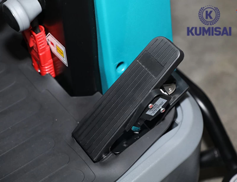 Máy chà sàn công nghiệp ngồi lái Kumisai KMS 110B - Ảnh 2