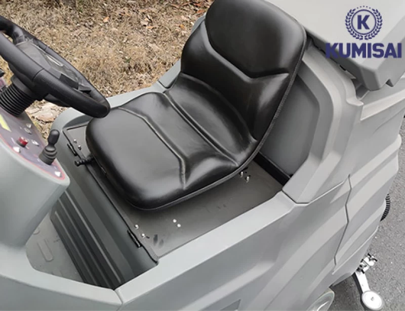 Máy chà sàn công nghiệp ngồi lái Kumisai KMS 245 - Ảnh 3