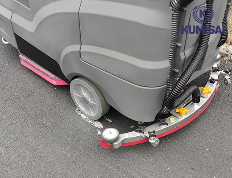 Máy chà sàn công nghiệp ngồi lái Kumisai KMS 245 - Ảnh 4